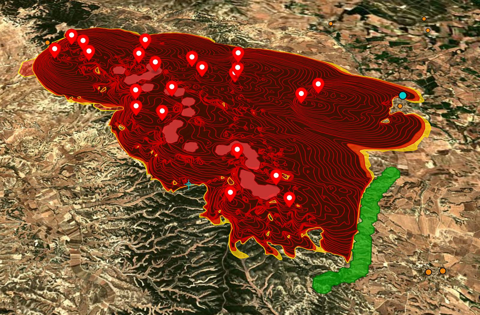 Simulazione di WildEngine di un perimetro d'incendio con contorni di propagazione orari e punti critici colpiti su terreno satellitare